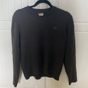 Diesel tröja  - Brun långärmad tröja från Diesel. Den är i storlek L men skulle säga att den passar en S bättre