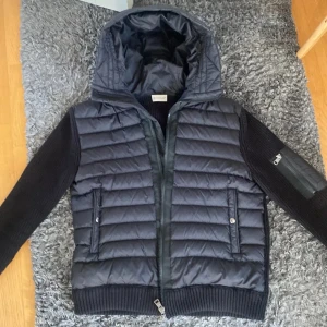 Moncler cardigan  - Helt ny skick  Säljer eftersom den va för stor Hör av dig vid minsta fundering Pris kan diskuteras 