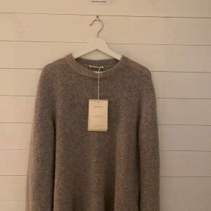 Our Legacy Grey Knit Sweater. Nypris 3000kr och går ej att få tag på längre.  Väldigt bra skick.