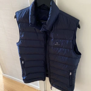 Gant väst - Nyskick, aldrig använd, säljes då den var för stor. Nypris 2199, säljer för 720. Storlek är small men rätt stor i storleken så passar medium.