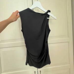 Tröja med knytdetalj - Fint linne från HM med knytdetalj på ena ärmen. Helt oanvänd!