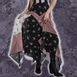 🌸Widow Leaves of Fate Maxikjol🌸 - Floral maxikjol från Widow/DollsKill köpt för 700kr, bara använd en gång för att det var för lång för mig. Har 2 tyglager och kan också bäras som klänning.  Midjemått: 62.5 cm(med dragkedja, ej elastisk)  Längd: 117cm Klick gärna på köp nu🖤