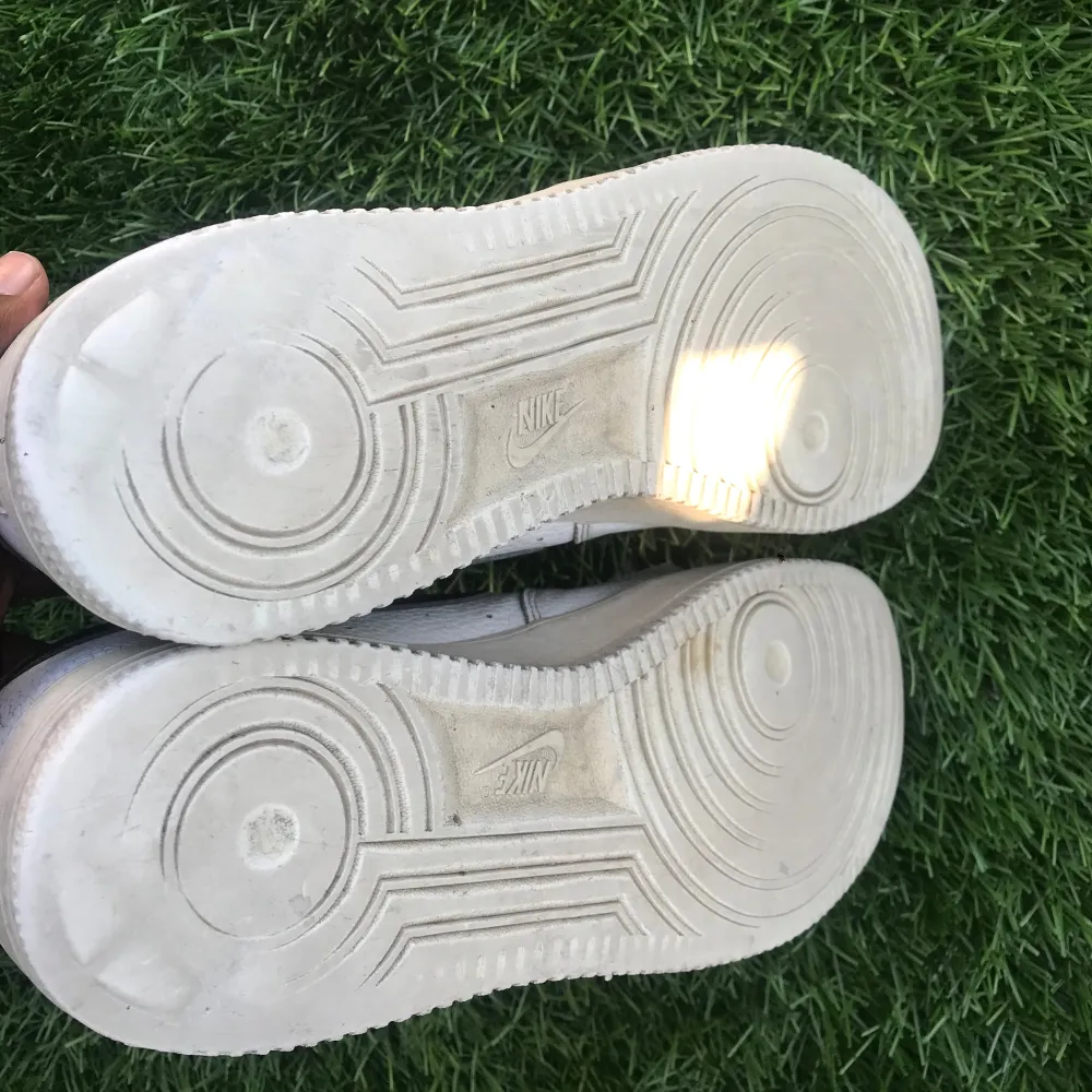 Vita Nike skor använda men ändå bra skick . Kengät.