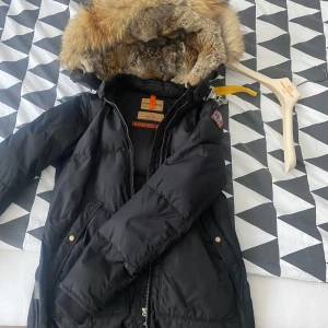 Parajumper jacka  - En väldig skön och varm jacka till vintern. Använt den max 4 gånger eftersom den är för stor .  Köpte den för ungefär 3 år sen. Den är äkta och köpt från johnells, finns kvitto. Köpte den för 13 men säljer den för 10. Den ser helt oanvändbar ut. 