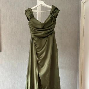 Bal/festklänning  - Fin grön fest/balklänning. Använd en gång! Köpt för 2500kr. 