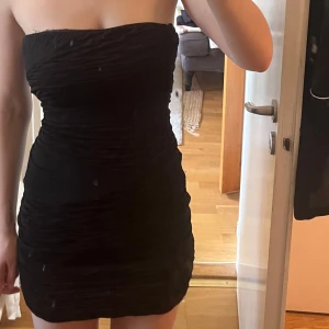 Svart tubklänning - Kort svart tubklänning med mönster 