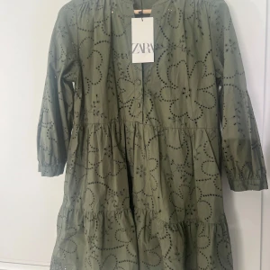 Zara klänning - Grön klänning helt oanvänd, tyvär är bandet borta men går att ta vilket som,brunt passar snyggt tycker jag personligen💚
