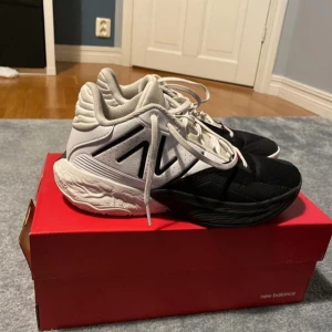 New balance basket skor. - Använda i ungefär en termin och är i okej skick.  Jag har varit väldigt nöjd med skorna men tyvärr så växte jag ur dem.   Storkek: 41,5  Org pris: 1300kr 