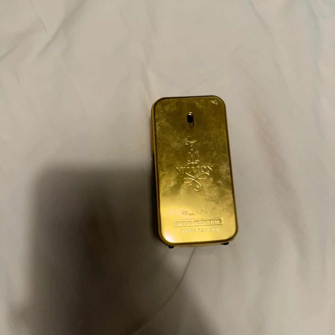 Guld och svart parfymflaska