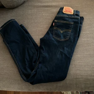 Levis 512 - Hej säljer dessa nästintill oanvända Levis Jeans inga defekter bara använda 1 gång och perfekt nu till hösten  Det är en storlek 14 i barn som sitter som en 28/30  Och passar perfekt med Lanvins loubs   osv köpta för 649  Hör av er vid frågor👍