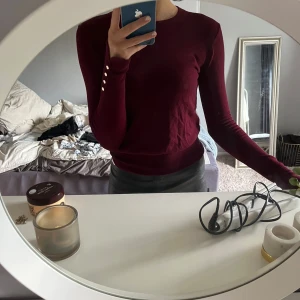 Vinröd tröja - Vinröd tunnstickad tröja från Zara med gulddetsljer. Storlek M men passa även S