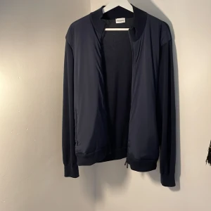 Cardigan från John Henric - Mörkblå cardigan från John Henric. Superbra skick! Endast använd ett fåtal gånger. Storlek M. Nypris 800 kr, säljer för 400