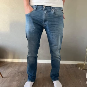 Replay jeans - Skick 9/10 knappt använda!  Modellen är 175 cm Hör av er vid minsta lilla fundering 🤝 Pris är inte hugget i sten!