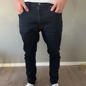 Nudie jeans  - Nudie jeans väldigt bra skick! Säljer pga av att dom är förstora.  Modellen är 175