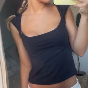 Brandy mellvile t-shirt - Så söt super skön t-shorts från brandy mellvile! Super bra skick! Skriv för fler frågor, bilder oså❤️