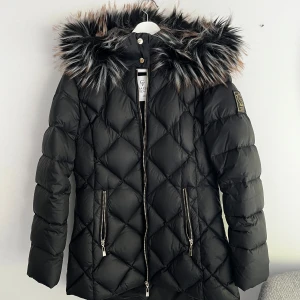 Vinterjacka Chiara Forthi - Jacka använd ett fåtal gånger. I väldigt fint skick.