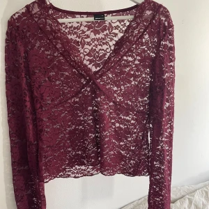 Blus  - Jag säljer denna otroligt fina toppen från Gina tricot💘 jag säljer den för att den inte kommer till användning, toppen är i bra skick, använt ca 1-2 gånger. Storlek XL, funkar för S-XL💘 skriv privat för eventuella frågor💘🙏🏼 (står ej för frakt!)