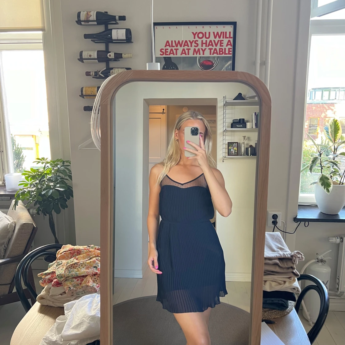 Mörkblå klänning med spetsdetaljer - 90