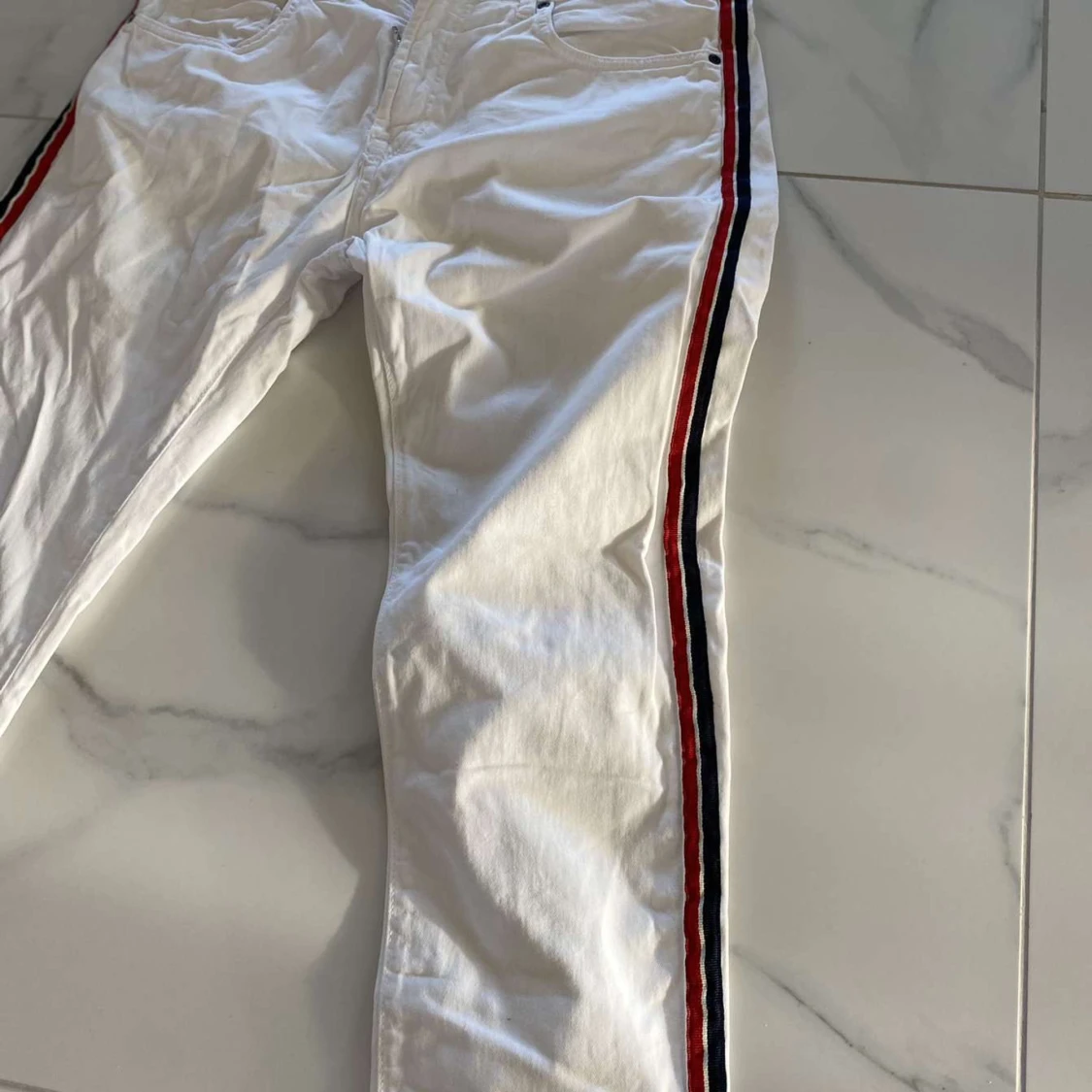 Vita byxor med ränder från Zara - 90