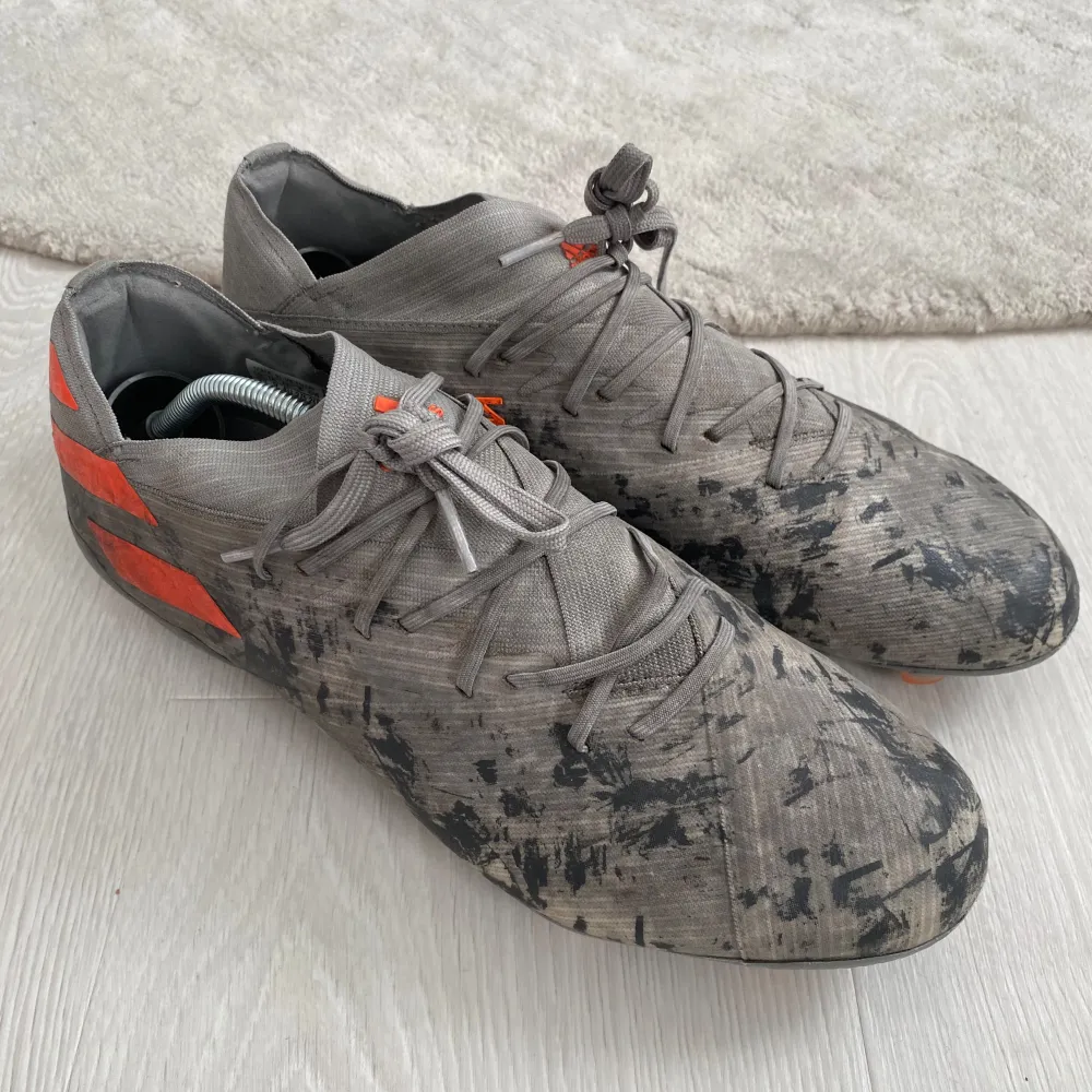 Säljer ett par Adidas Nemeziz fotbollsskor | Kan spelas på gräs/konstgräs | Nypris 1999kr | 9/10 skick | Stl motsvara EU 43 | Dem tillverkas inte längre | Hör av dig om du har några funderingar! . Skor.