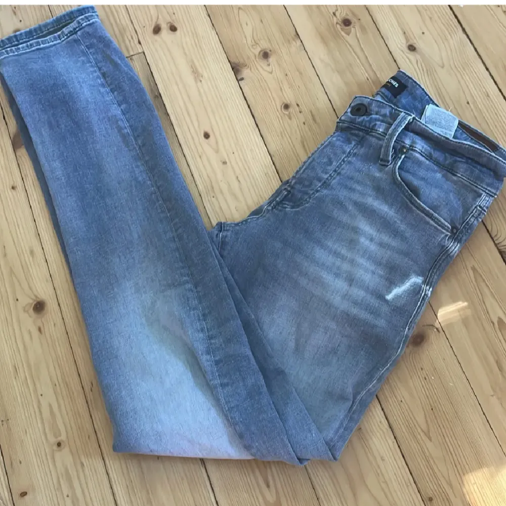 Feta Jack and Jones jeans köpta för 900 kr i butik. Skick 8/10. Slim/glenn. W31, L34. Mvh ITMcloset.. Jeans & Byxor.