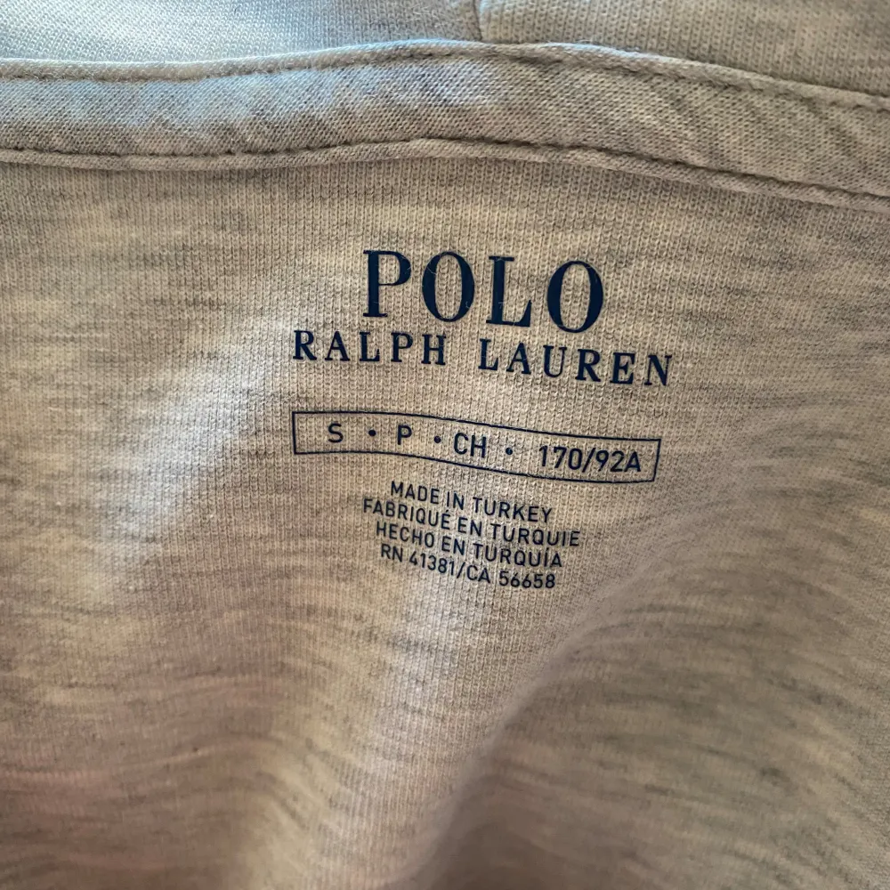  Polo Ralph Louren zip hoodie. Säljer för att den är för liten. Jätte bra skick 8/10 pris kan förhandlas vid snabb affär . Hoodies.