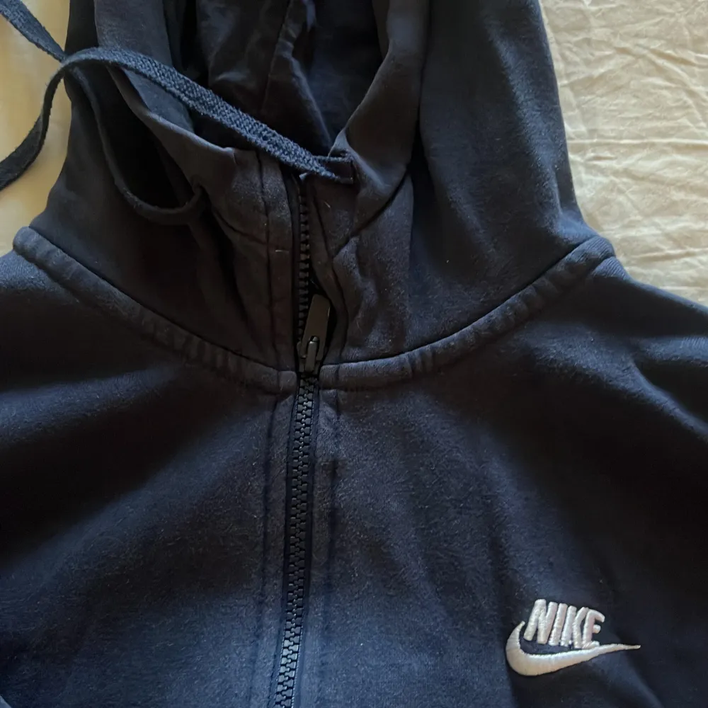 Mörkblå nike hoodie i storlek M, passar M/L. Hoodies.