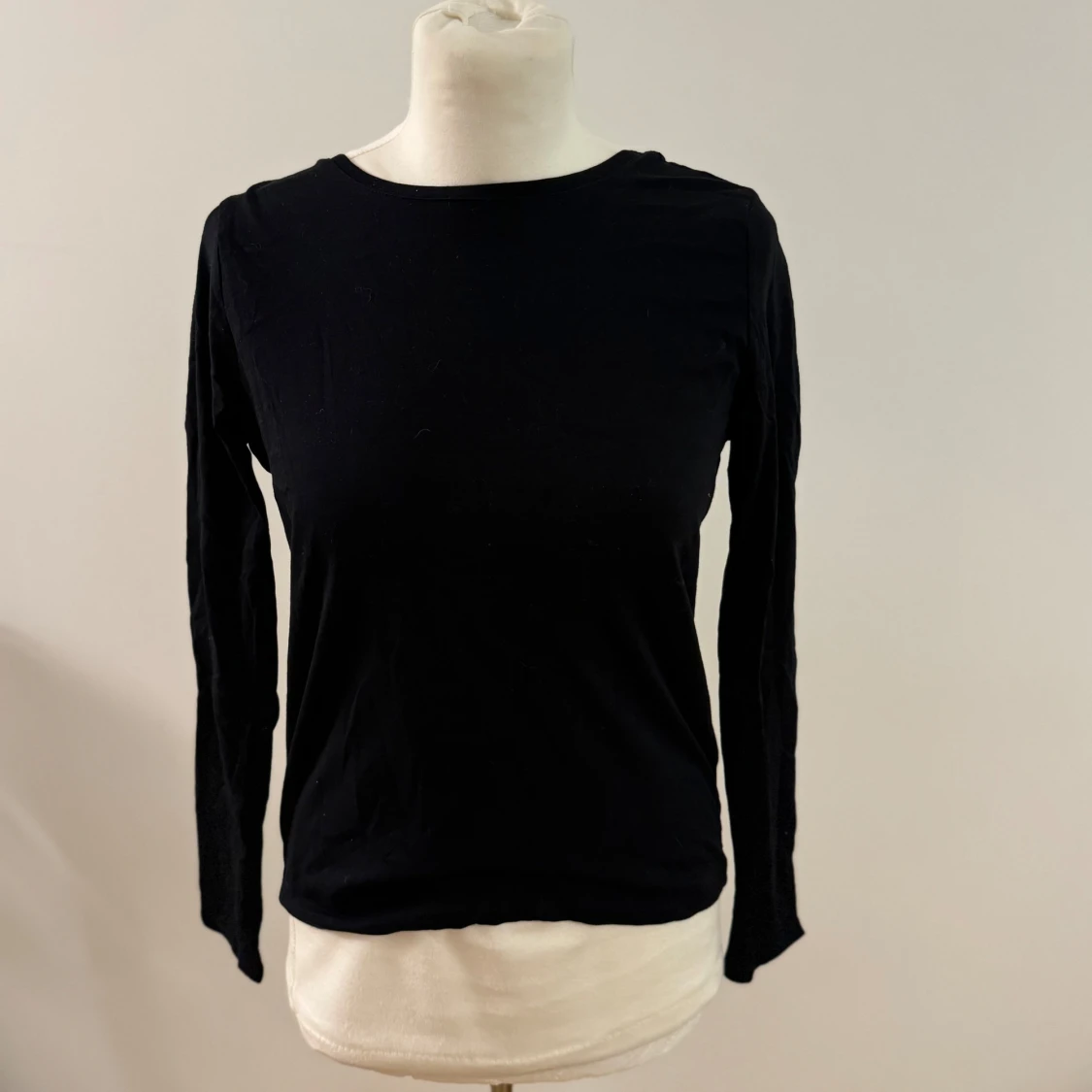 Svart långärmad topp med öppen rygg från NA-KD