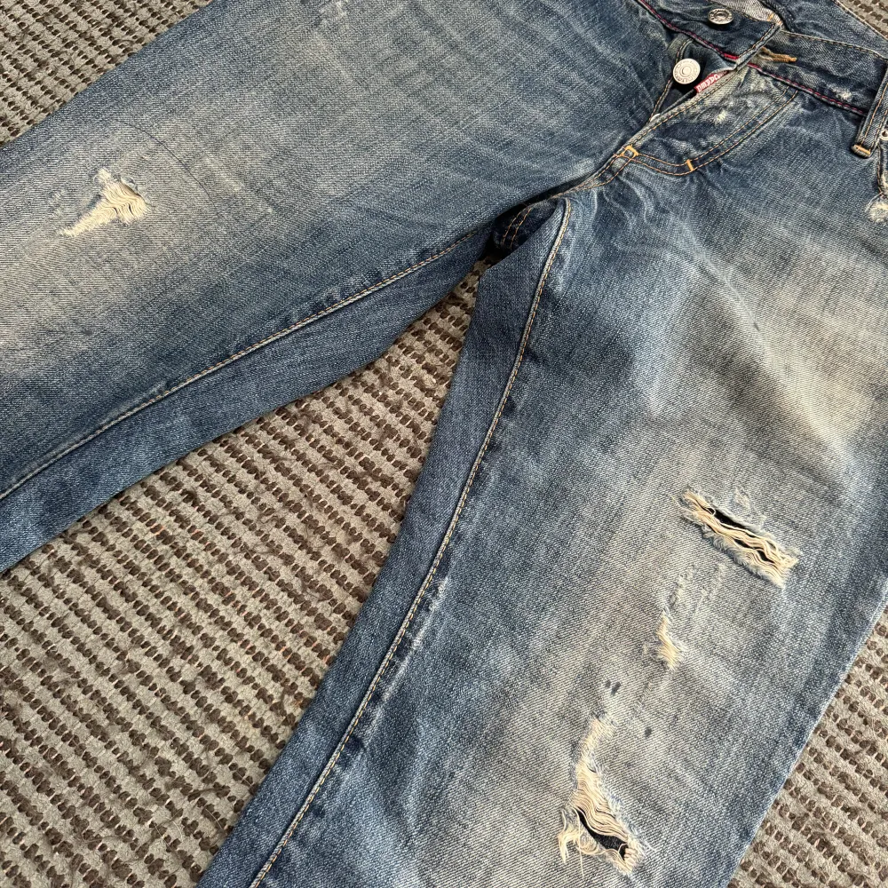 Jättefina Dsquared2 Jeans i Storlek 50 Italien. Köpte på Vestiaire Collective, Fint skick kan synas lite att dom är använda men annars jättefint skick! Har ni några funderingar är det  bara att skicka ett PM! Är även öppen för prisförslag! Mvh. Jeans & Byxor.