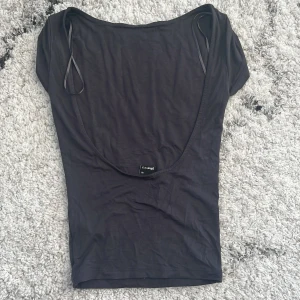 Gina tricot soft touch top - Jättefin top som endast är andvänd en gång. Inga fläckar eller hål och ser helt ny ut. Fråga gärna om det är något du funderar över. Pris kan diskuteras💗💗