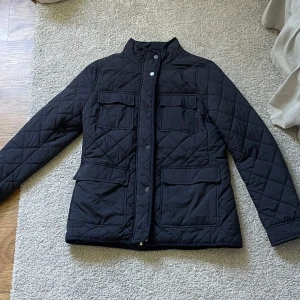 fin marinblå jacka - säljer den här jackan ifrån H&M i storlek 40 men skulle säga att den sitter mer som en 38 😊hyfsat bra skick!