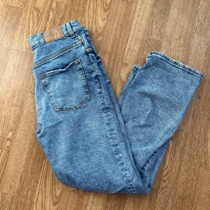 Monki jeans - Storlek 27, använda men i fint skick. Har även dessa i svart om det skulle va av intresse
