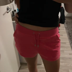 Juciy couture  - Juciy couture oanvända shorts. Storlek M. Köptes nya för 799:- säljer för 200. 