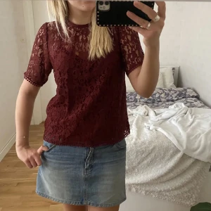 Blus - En superkul vinröd blus 😍