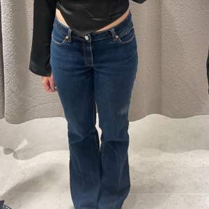 Jättefina jeans, välanvända men inga defekter, väldigt bra kvalitet, lågmidjade, mörkblåa, från märket Abrand och modellen heter 99 Low Boot, köpta för 1099kr! Jag är 168cm å dessa är bra i längden för mig! Skriv innan du trycker på ”Köp nu”! 😃🤗