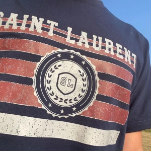 Saint Laurent tshirt - hög efterfrågad tshirt   Storlek:M Skick:10/10  Tveka inte vid minsta lilla frågan!