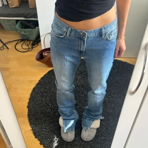 Jeans - Jeans från Nelly med slitts längst ner i storlek 36