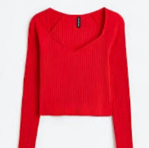 Röd stickad uringad tröja  - fin stickad röd uringad tröja från hm, använder inte så ofta men jättebra skick