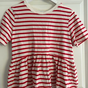 Topp - Jättesöt topp som är köpt på zara för några år sedan, inte kommit till stor användning, då ja andhämtning den ungefär 2 ggr