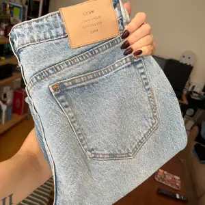 Säljer ett par low waist/lågmidjade Neuw jeans i modellen MIA. Storleken är 25 (passar mig bra som oftast brukar ha 26 i midjan på jeans). Använda endast två gånger. Säljer då jag inte är bekväm i lågmidjat.