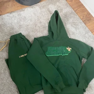 Mjukissett - Så otroligt snyggt mjukissett säljes. Använd fåtal ggr Märke : Lange Charlie Storlek : S Nypris : 1200