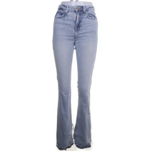 nya jeans från zara med slits - jättefina i bra skick jeans från zara! oanvända eftersom de är för stora för mig