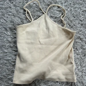 Top - Jättefin topp från bikbok, säljer då den inte kommer till användning längre💕