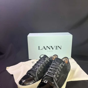 Lanvins - Säljer min svarta lanvins som är i väldigt bra skick. medföljer box och påse 