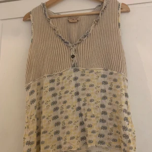 Topp - Så fint linne med vackert mönster  Skulle säga att den passar M+ Köpt secondhand