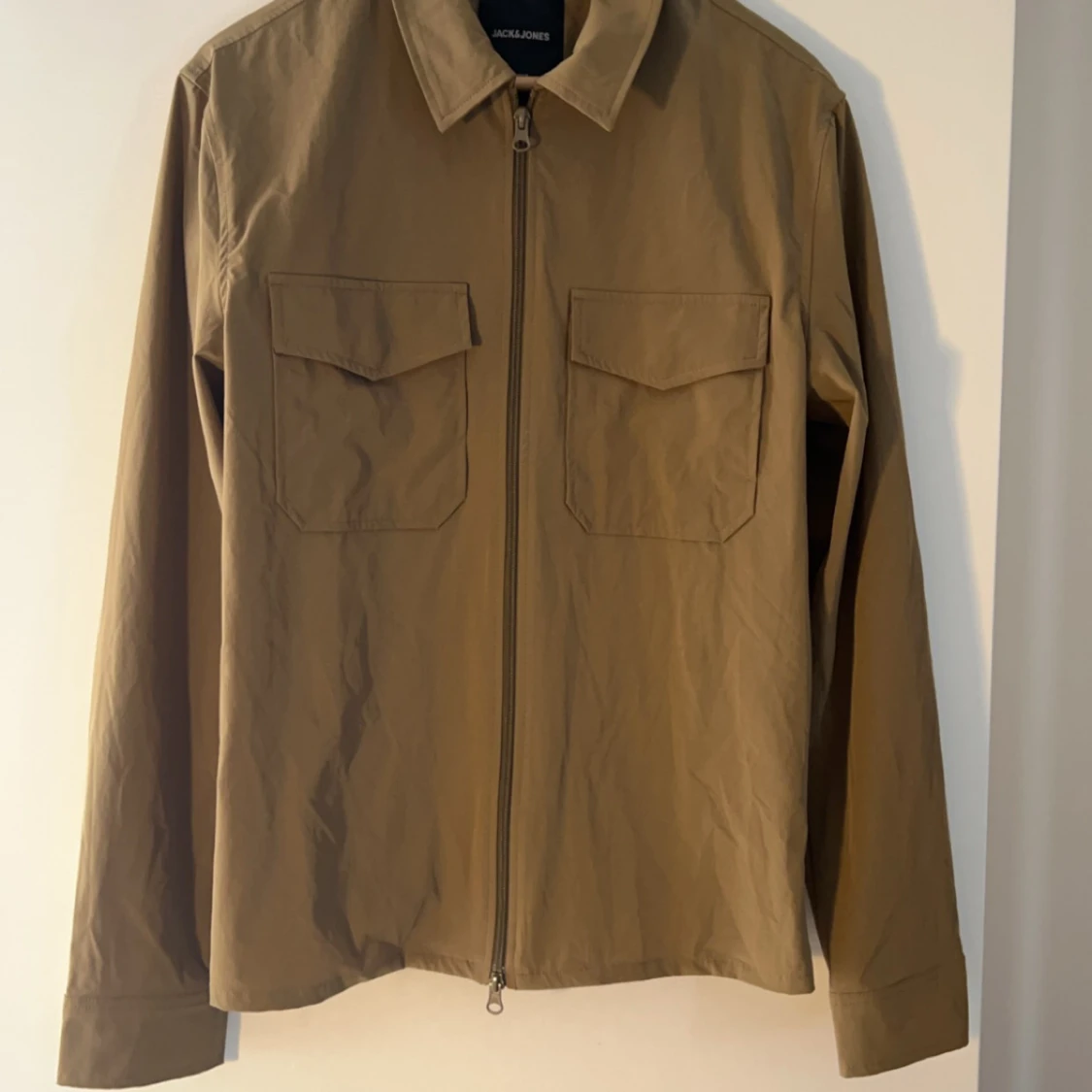 Olivgrön overshirt från Jack & Jones