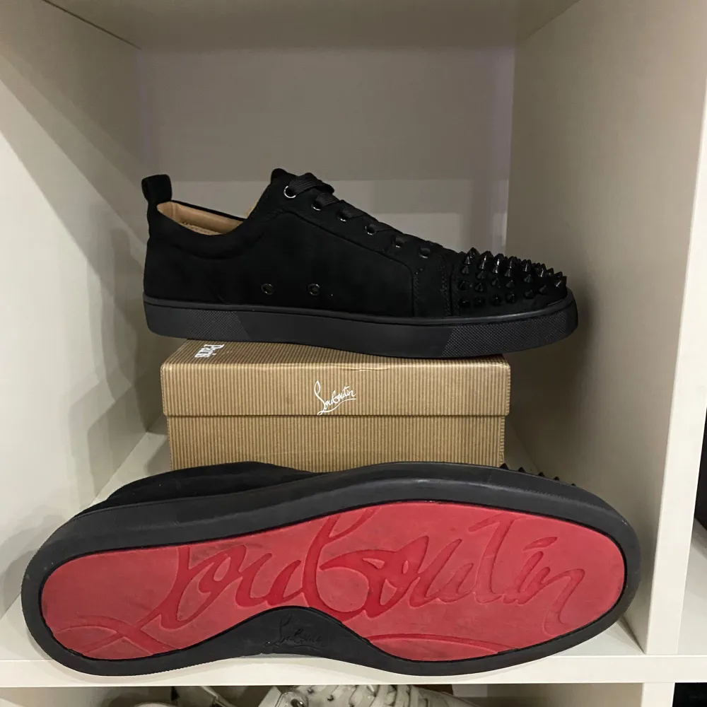 Säljer mina väldigt fina och fräscha louboutins.  Skorna är 8.5/10 i skick-bedöm själv.  Vid köp kommer extra nitar,kort och box.  Tveka inte att skriva vid intresse.  Byten kan vara intressant.  Mvh Raffa. . Skor.