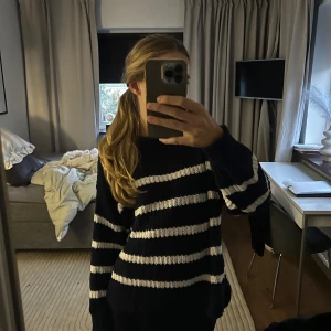 Randig marinblå tröja💖 - Jag säljer min fina blå randiga tröja från lager 157 väldigt bra skick!💖