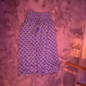 Lång kjol Gina tricot  -  Säljer denna kjol från Gina Tricot storlek 164 den är lite för kort för mig det är därför den sägs ❤️