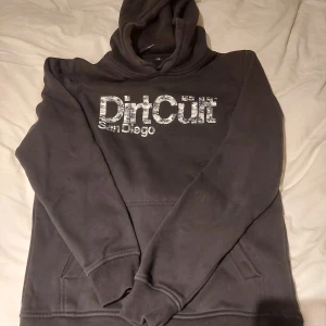 Dirtcült - Svart hoddie med huva, strl M